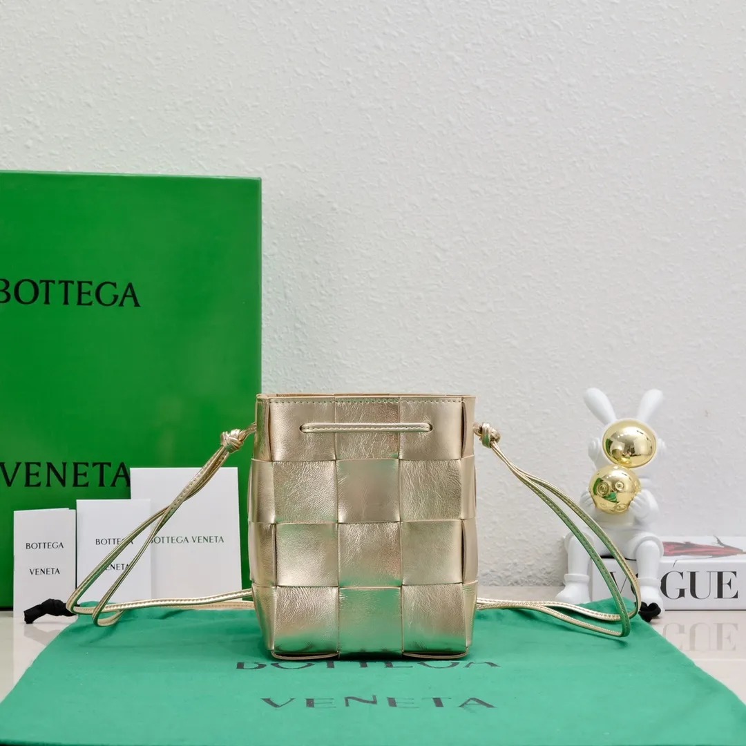 Batch 1460 large size/pure gold 🔻Bottega veneta* new woven small bucket bag latest series # The square bag shape is matched with classic woven elements, drawstring design, minimalism, and has a particularly large capacity. Every color is beautiful, it is simple and elegant but has a cool style. Both men and women can control it, and the upper body is fashionable and classy! Style number: 6612# Large size; 18*14*14cm